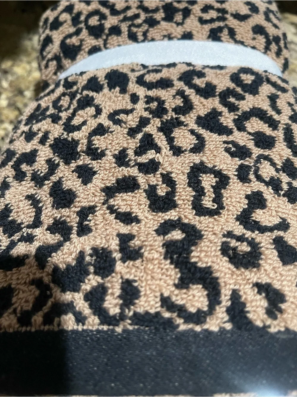 Rachel Zoe 100% Cotton cheetah print hand towel set of (2) 18”x28” Brand New